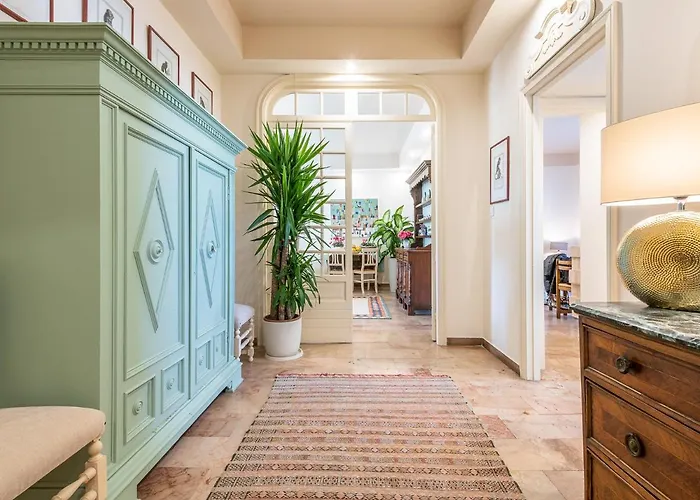 Chic House: Stylish And Central