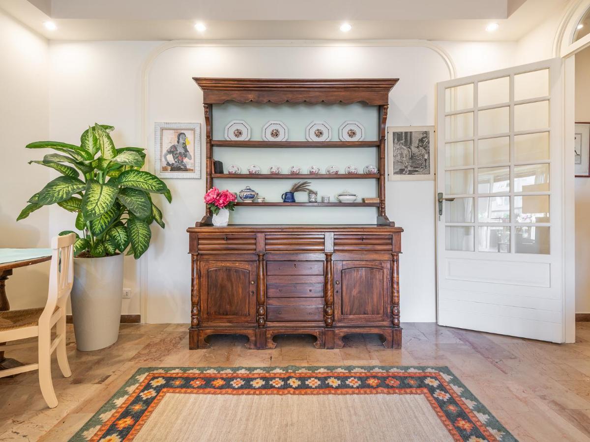 Chic House: Stylish And Cagliari